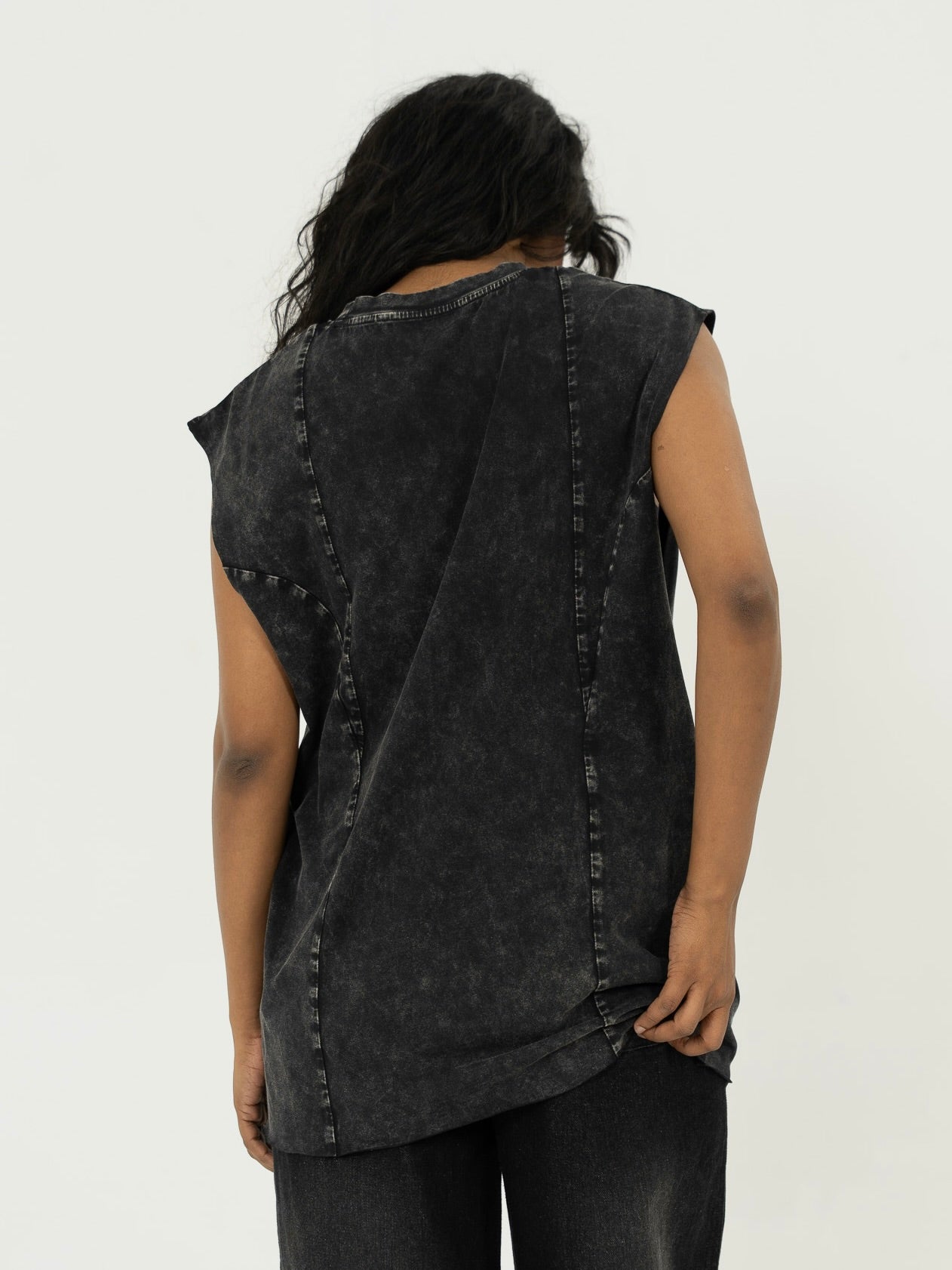 AFTERBURN MUSCLE TEE IN COAL